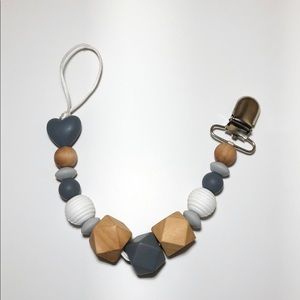 Paci clip